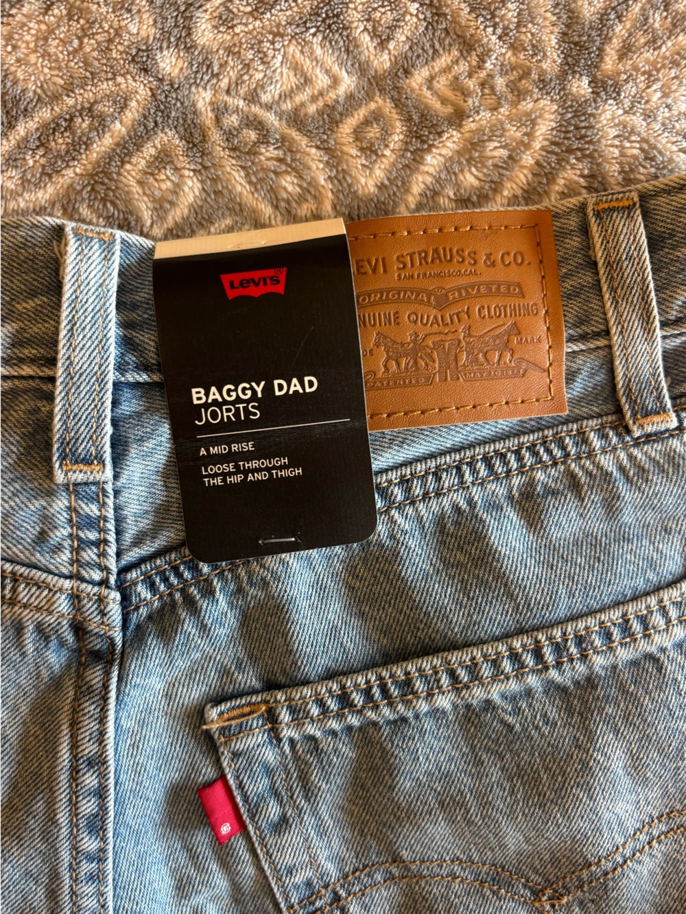 NWT Levi Light Wash Mid Rise Baggy Dad Jort 24 - Picture 4 of 4